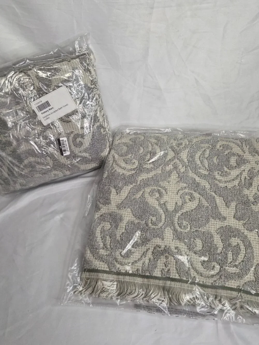 Set of 2 POTTERY BARN Delphine Sculpted Bath Towel, Loden NEW IN PACKAGE - READ